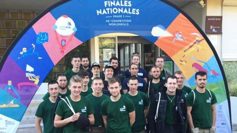 Durant la phase 1 de leur finale, à Angers (49) en automne 2021, les vingt compétiteurs régionaux pour le paysage sont accompagnés de leurs jurés et coachs. ©Le Fresne